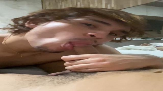 Chupando esse pau bem gostoso
