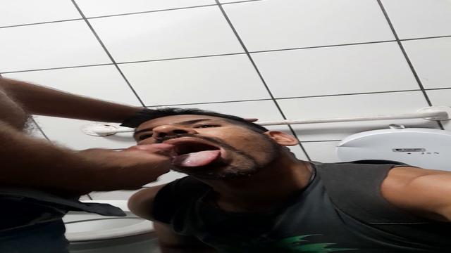 Mamando pica em banheirão público 