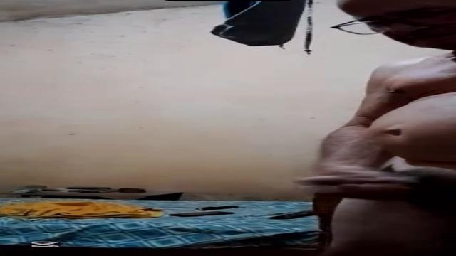 Maduro 60 anos safado e gostoso demais dando leite i...