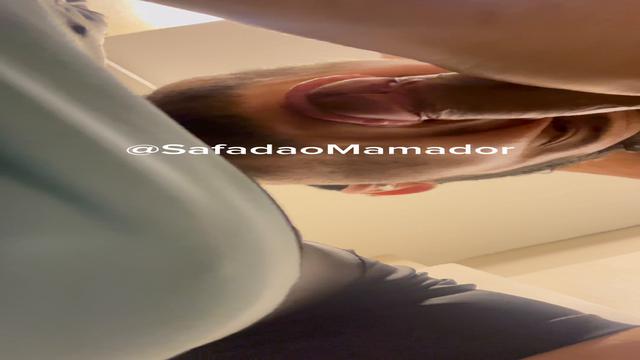 Ganhei leite do novinho pauzudo no banheiro do shopp...