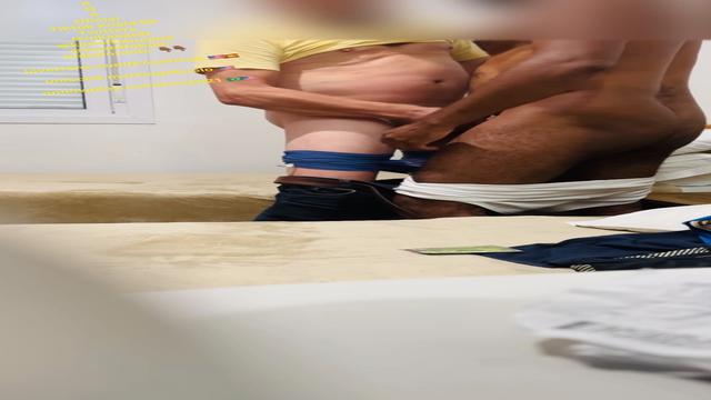 Com um papitão super tarado do GRINDR num hotel