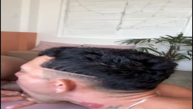 Fiz o moleque pauzudo gozar com a pica toda enterrad...