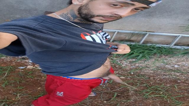 Tirando o mato do quintal parei pra dar um mijo 
