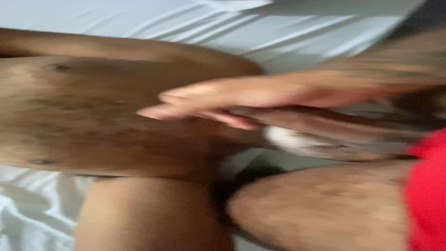 Coroa goza chupando meu ovo 