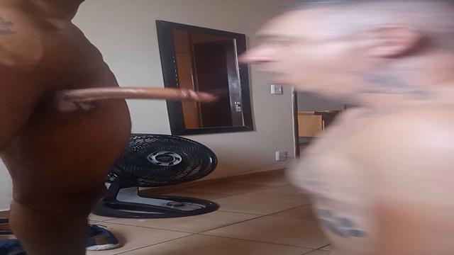 Macho ajudante dos pedreiros, ficou de olho no movim...