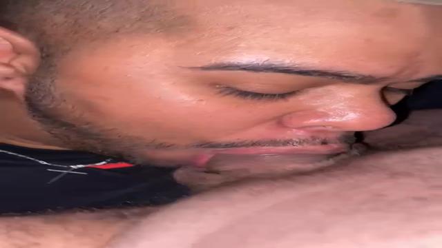 Mamando a pica do meu amigo 