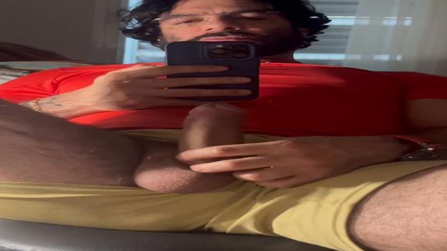 Limpa a cabeça do meu pau com a língua, tem coragem?