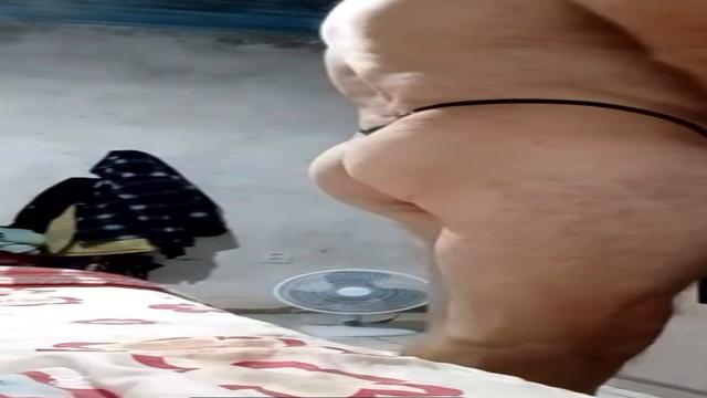 Pra quem curte coroa de calcinha .. esse é aposentado safadinho ficou com vergonha de mostrar o pau mas depois mandou no Pv inédito 