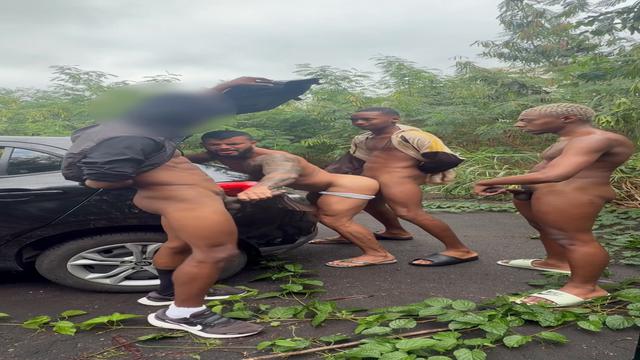 Dando pros negoes em cima do carro