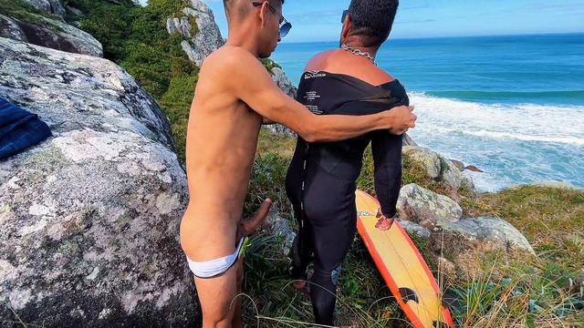 Twink turista me fudeu na praia depois do surf