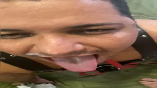 2 machos humilham e elogia o submisso com “Tatuagem”...