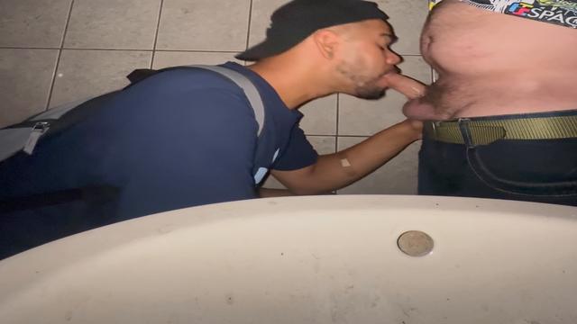 Esvaziando a pica do hétero antes dele ir trampar 