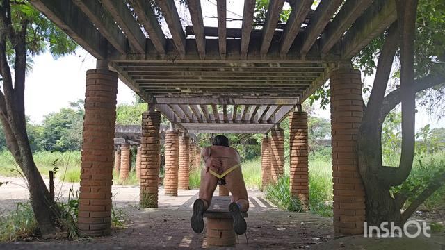 Quase nu na área aberta do engenheiro.