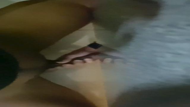 Ganhei uma punheta no banheiro 