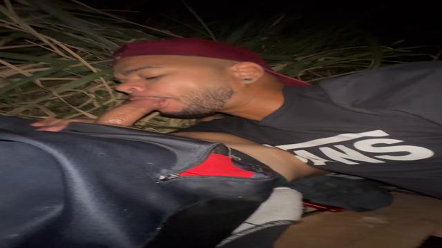 Maloca cheio de tesão ganhando uma mamada 