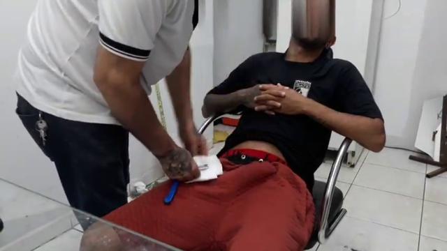 Novinho gostoso picudo deixou o barbeiro mamar em tr...