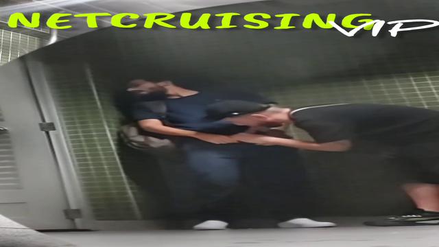 Machos dentro banheiro aproveitando do melhor jeito,...
