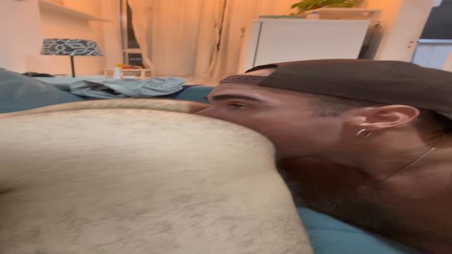 Dando um trato de língua no rabão peludo e suado de ...