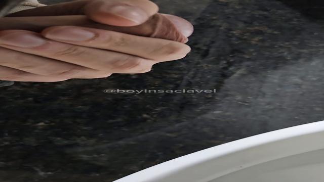 351 - Punheta no mictorio 