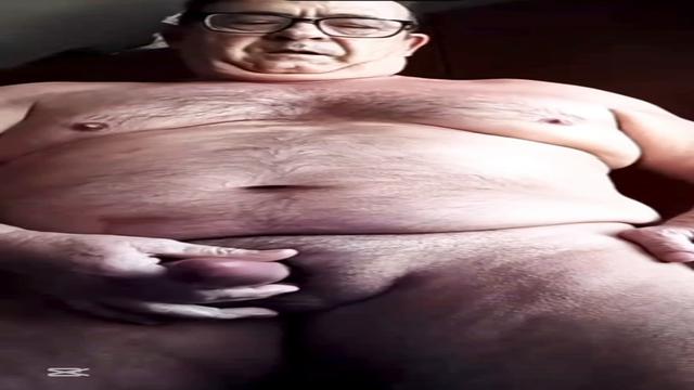 Mais uma desse paizão parrudo quanto leite sai desse pau que delícia 56 anos muito leiteeee