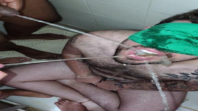 Puta levando mijão dos três machos 