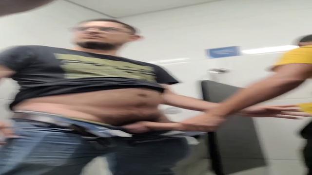 Muitos machos delícia no Banheirão !! 