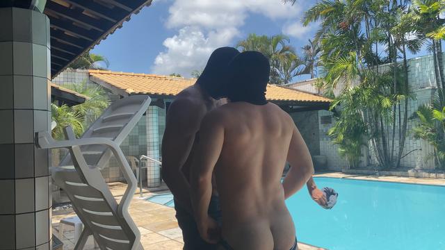 SOCADÃO NA PISCINA - PART 1