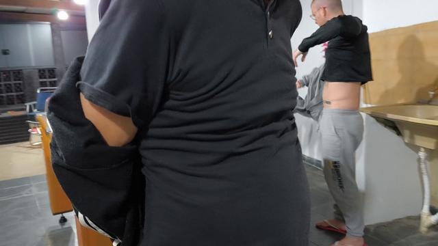 4 amigos jogando bilhar pelados