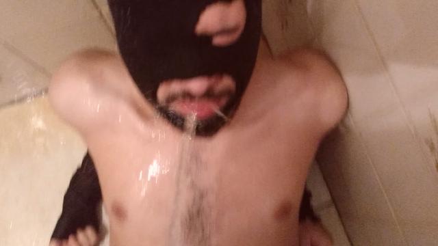 Mijando na puta e fazendo engasgar 