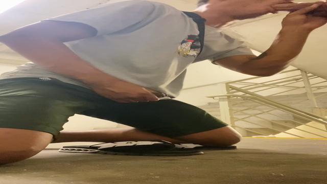 Fui na caça do banheiro do shopping mas não encontrei ninguém, porém encontrei esse novinho no aplicativo que me deu leite e de mamar na escada de emergência 