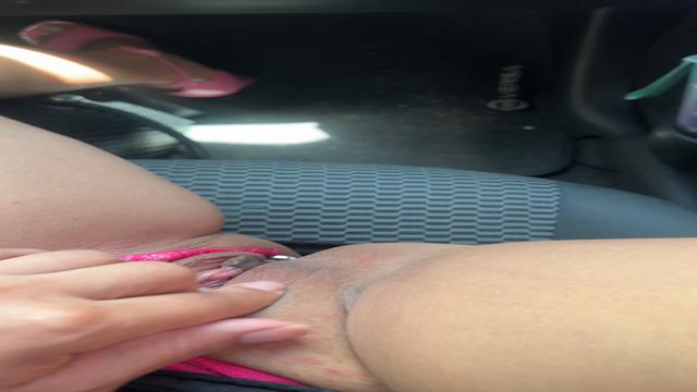 Estou cheia de tesão e doida pra fazer uma DP hoje!!!