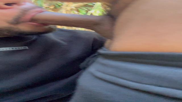 Putao casado sendo mamado na trilha 