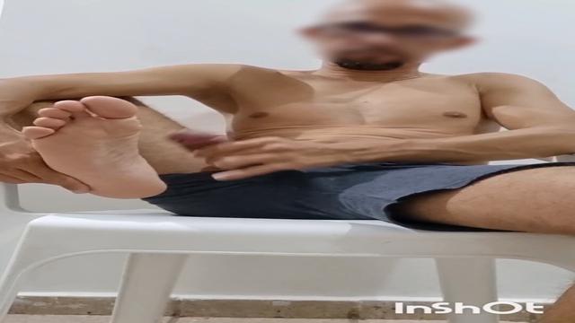 Bora brincar nessa cadeira? Eu dou meu cu e meu pau....