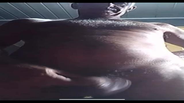 Pedreiro peludo dando muito leite nunca visto antes ...