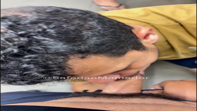 Novinho gostoso gozou na minha cara no banheiro