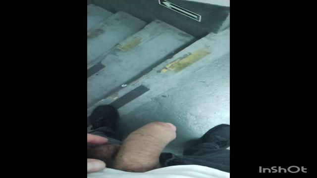 De pau pra fora na escada de emergência do shopping.