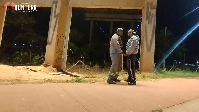 Parei no meio da rua para mijar motoqueiro ficou olhando 