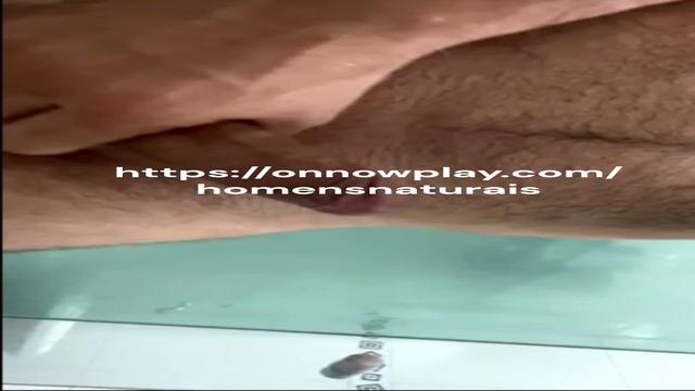 Maduro gostoso com peito peludo