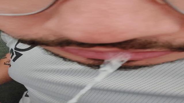 Oh tanto de leite que o peão soltou na minha boca 