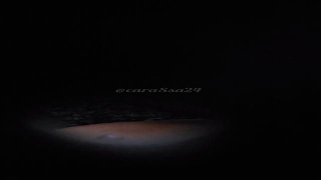 O MORADOR DE RUA BATENDO UMA NO BANHEIRO 