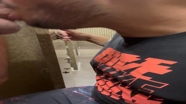 Seguidor esporrando leitinho na minha boca 