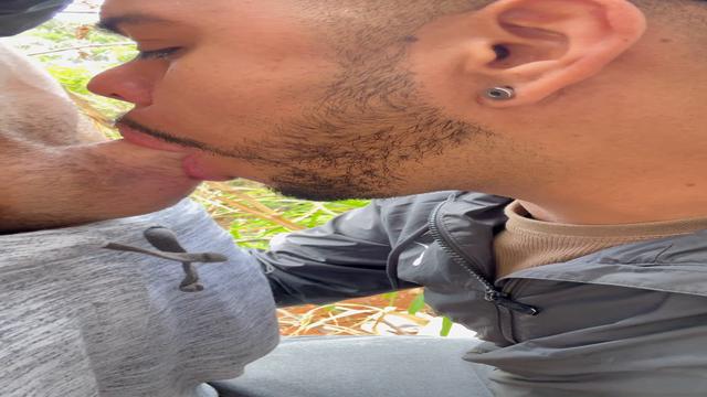 Mamando gostoso macho pirocudo na trilha 