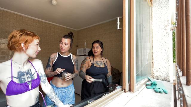 ELA DEIXOU O MARIDO DE LADO E FODEU COM AS AMIGAS