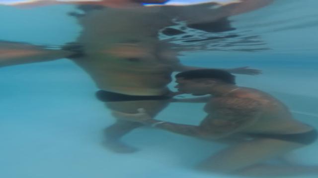 Fudendo na piscina do hotel 