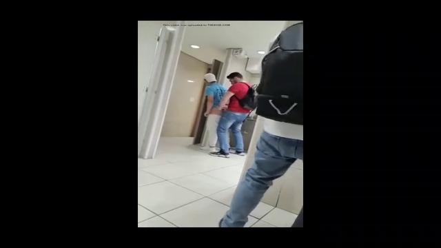 Uma compilação maravihosa de putaria em banheiros en...