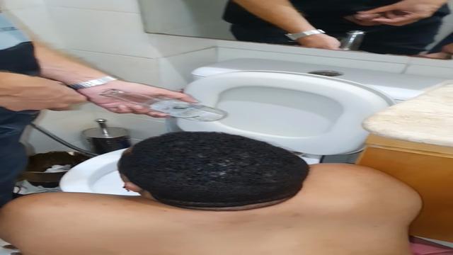 Bebendo Mijo na Garrafa de Cerveja