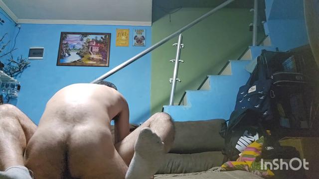 Meu visinho parudo tava loco pra da e gozar. Meti go...