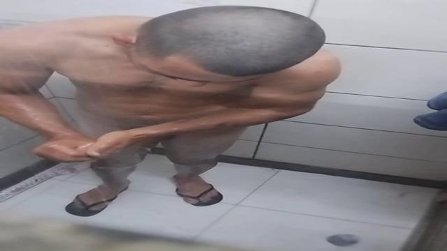 Caminhoneiro no banho