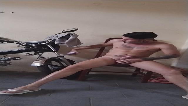 Minha tia na sala assistindo, e eu na minha garagem ...