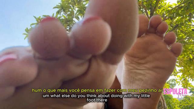 Guiando sua punheta ao ar livre com meus pés descalços